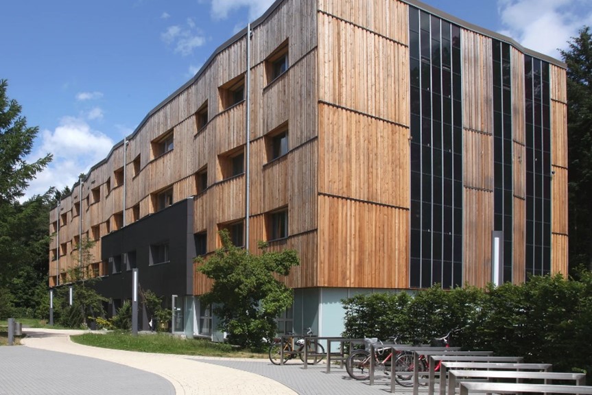 Ein Foto von einem Gebäude des Waldcampus der HNEE