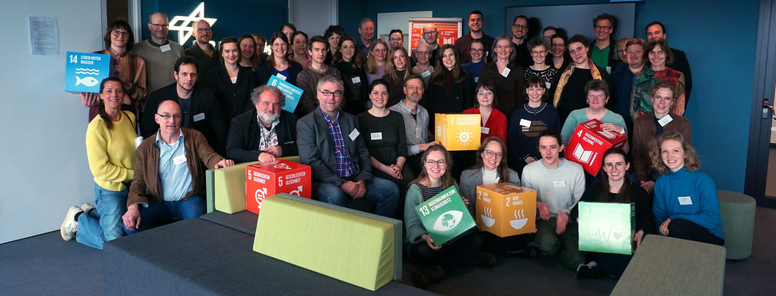 Gruppenbild mit den Teilnehmer*innen der Veranstaltung "Brücken bauen - Netzwerke stärken".